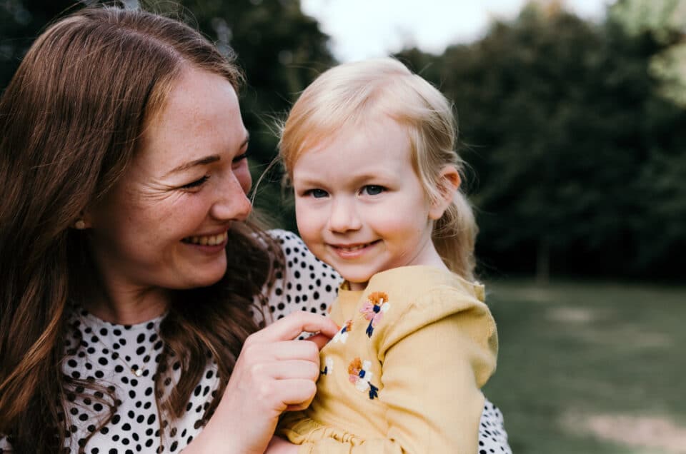 Mum and daughter hugging | family lifestyle photography in Basingstoke | Hampshire | Ewa Jones Photography