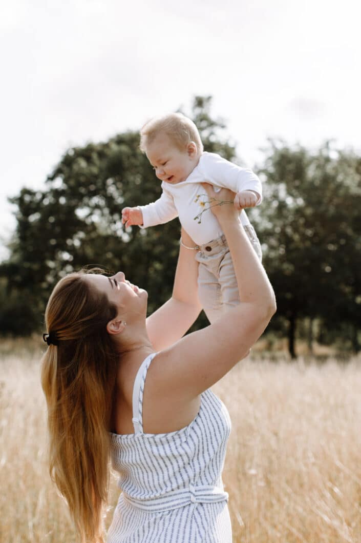 Mum and son in the field | Family lifestyle photography | mum and son | Hampshire | Basingstoke | Ewa Jones Photography