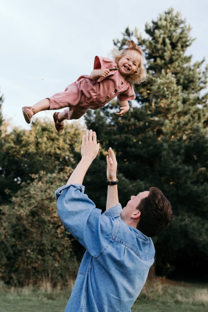 Girl being throw in the air by dad | family lifestyle photography | Ewa Jones Photography