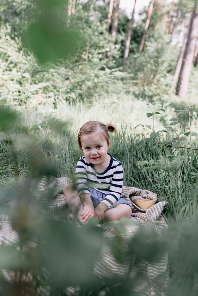 Girl sitting on a grass | Natural photo shoot | Family lifestyle photography in Basingstoke | Ewa Jones Photography