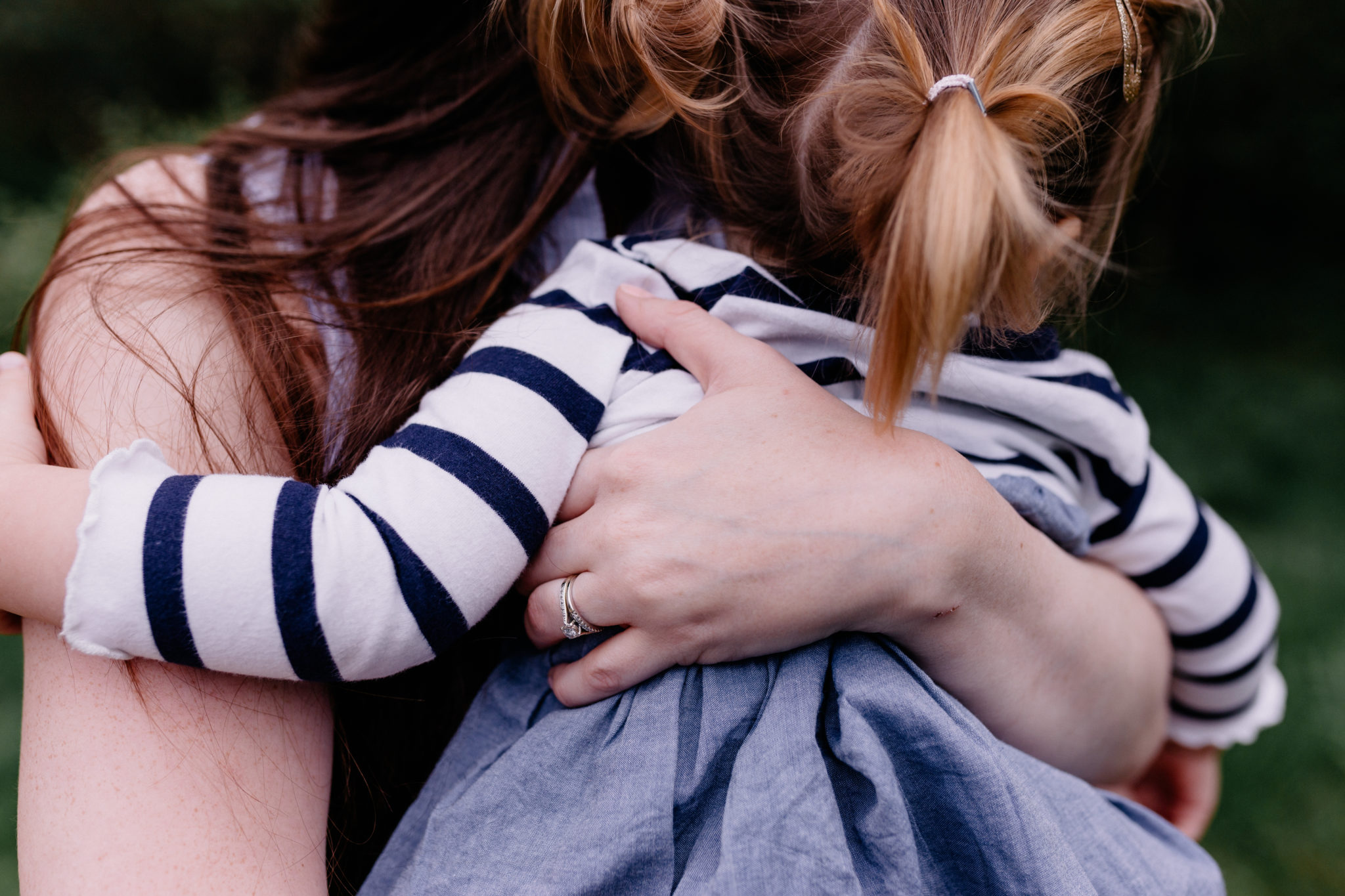 Hold me tight | Natural photography | Family photosession | Hampshire | Ewa Jones Photography