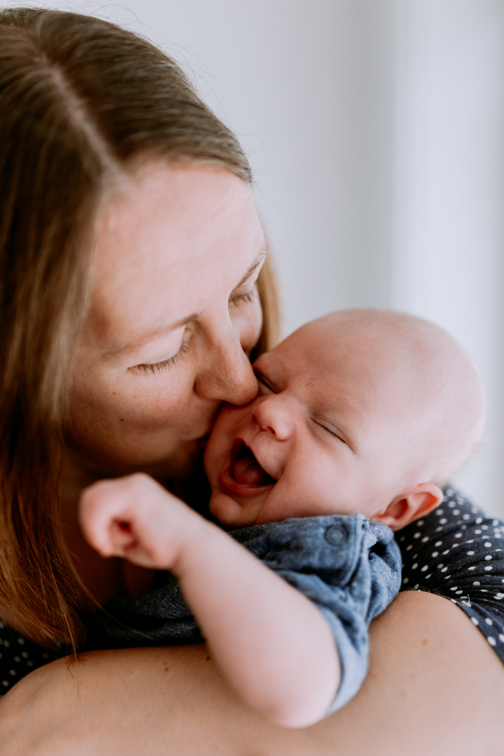 In home lifestyle newborn photo session | Mum and newborn | Natural family lifestyle photography in Hampshire | Ewa Jones Photography