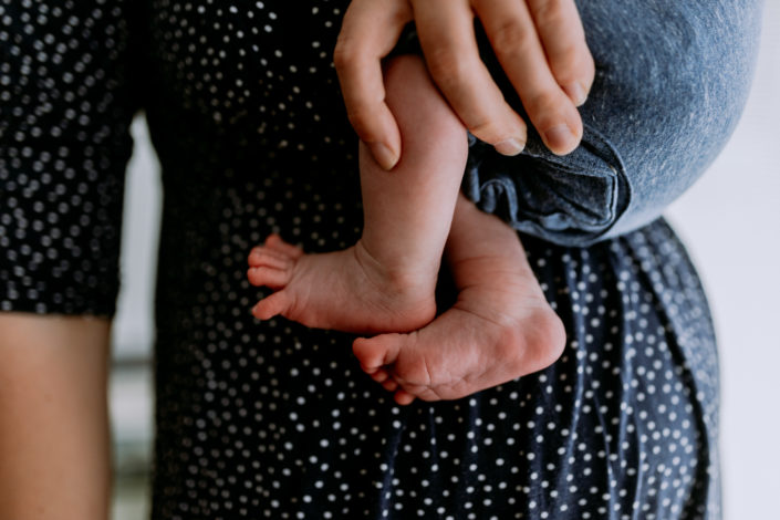 In home lifestyle newborn photo session | Newborn feet details  | Basingstoke photography | Ewa Jones Photography