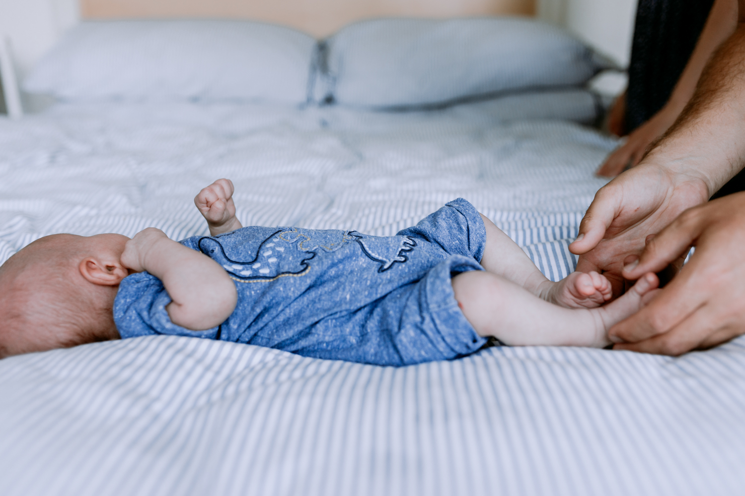 In home lifestyle newborn photo session | Newborn baby on bed | Hampshire newborn photography | Ewa Jones Photography