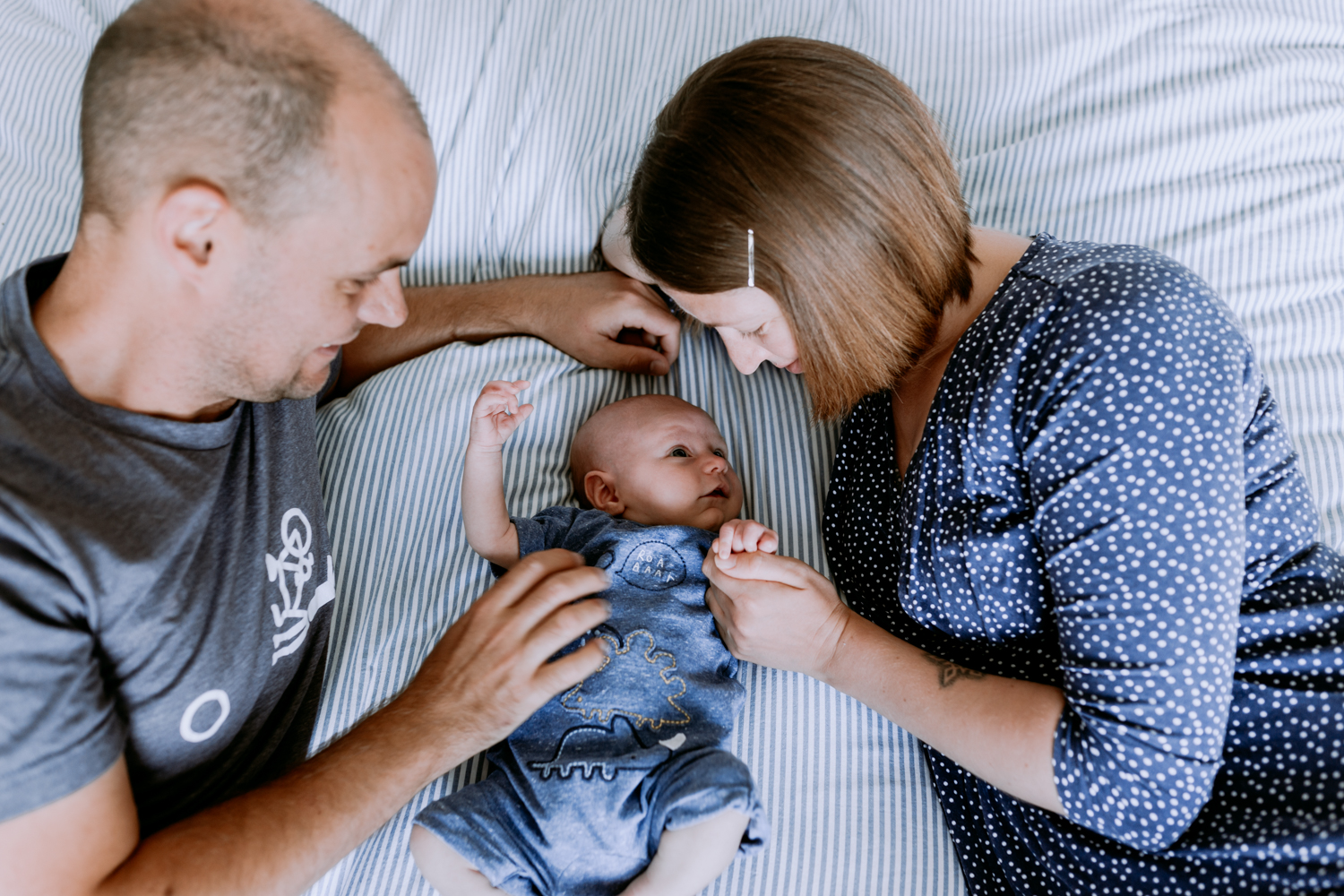In home lifestyle newborn photo session | Mum and dad and baby on bed | Hampshire newborn photography | Ewa Jones Photography