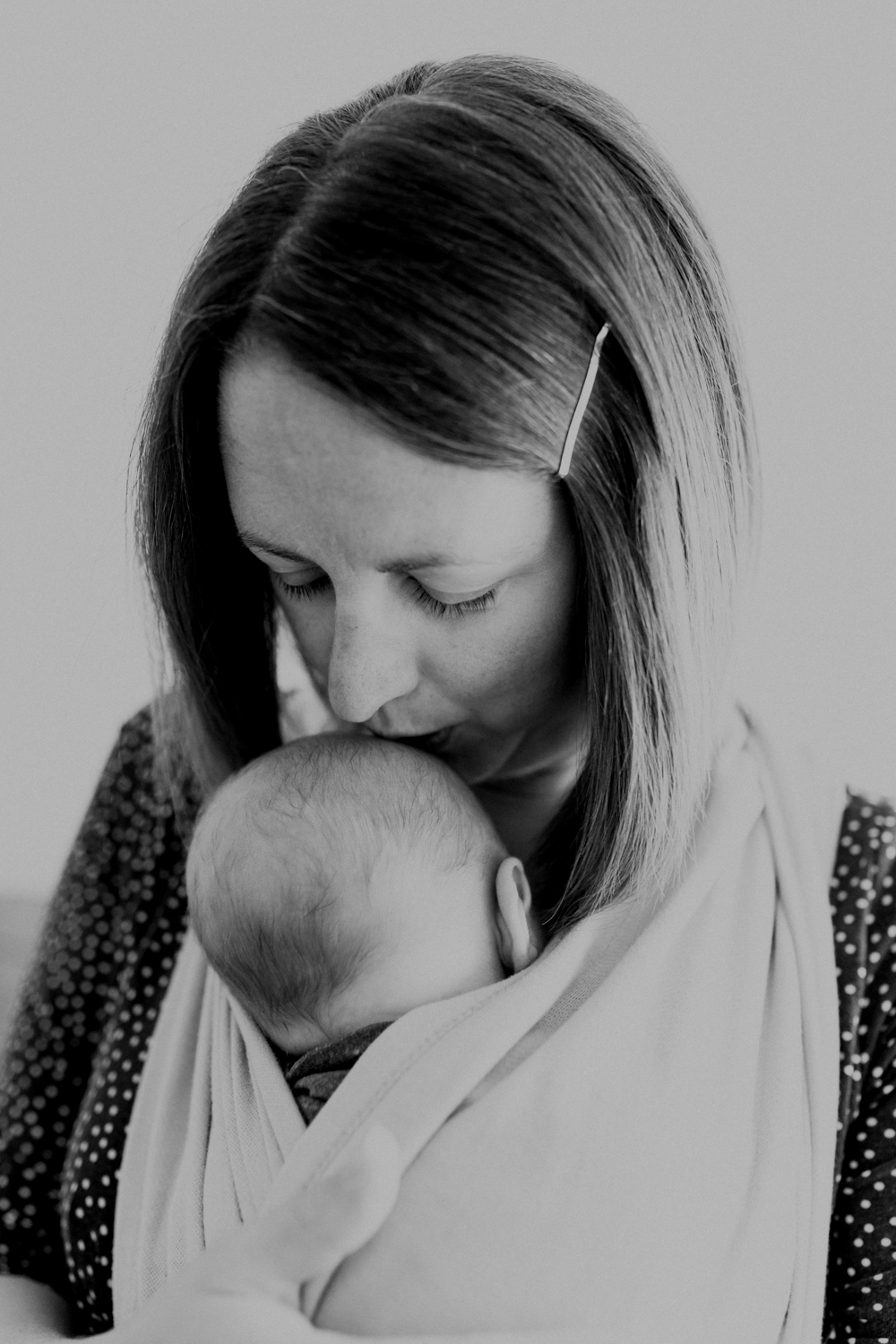 In home lifestyle newborn photo session | Black and white mum kissing newborn | Hampshire lifestyle newborn photography | Ewa Jones Photography