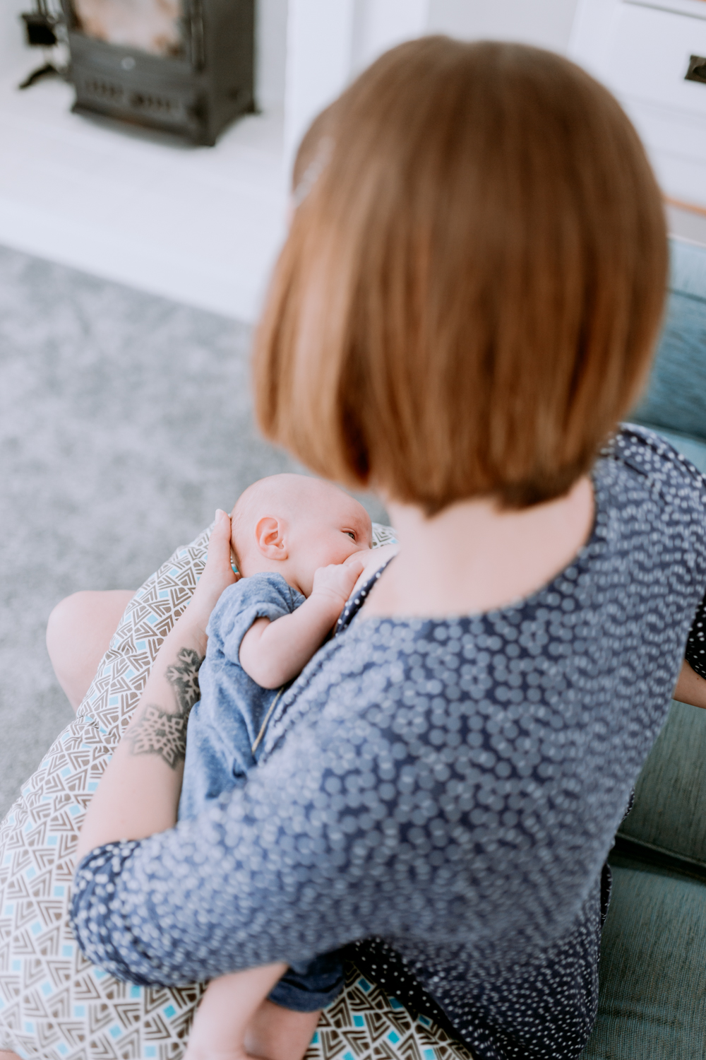 In home lifestyle newborn photo session | Breastfeeding mum | Hampshire photography | Ewa Jones Photography 
