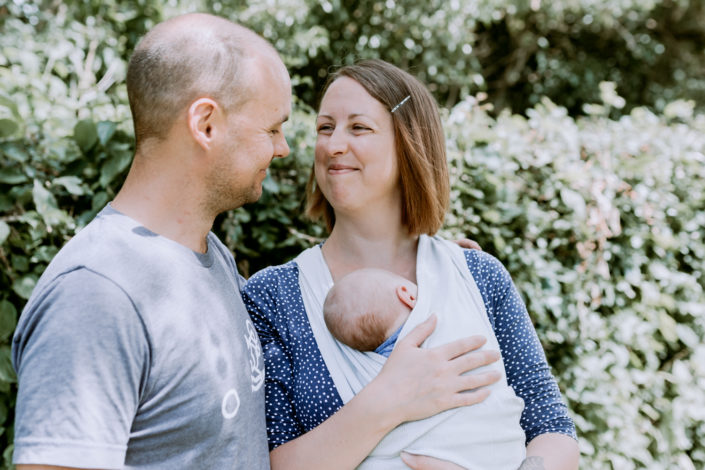 In home lifestyle newborn photo session | Outdoor newborn photo session |Mum in garden with newborn | Hampshire Photography | Ewa Jones Photography