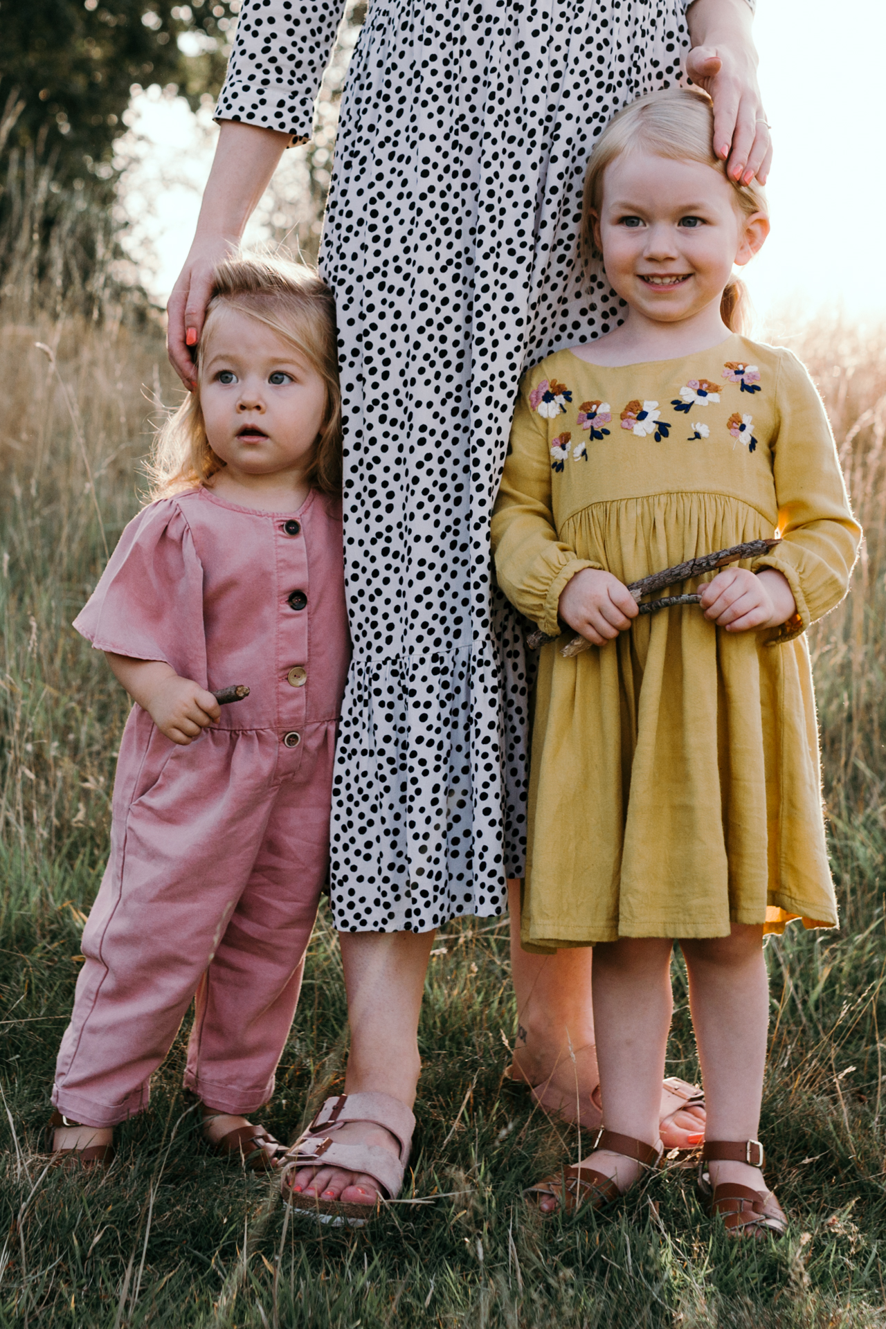 Mum and two daughters. Sunset photoshoot in Basingstoke. Family lifestyle photography in Basingstoke. Ewa Jones Photography