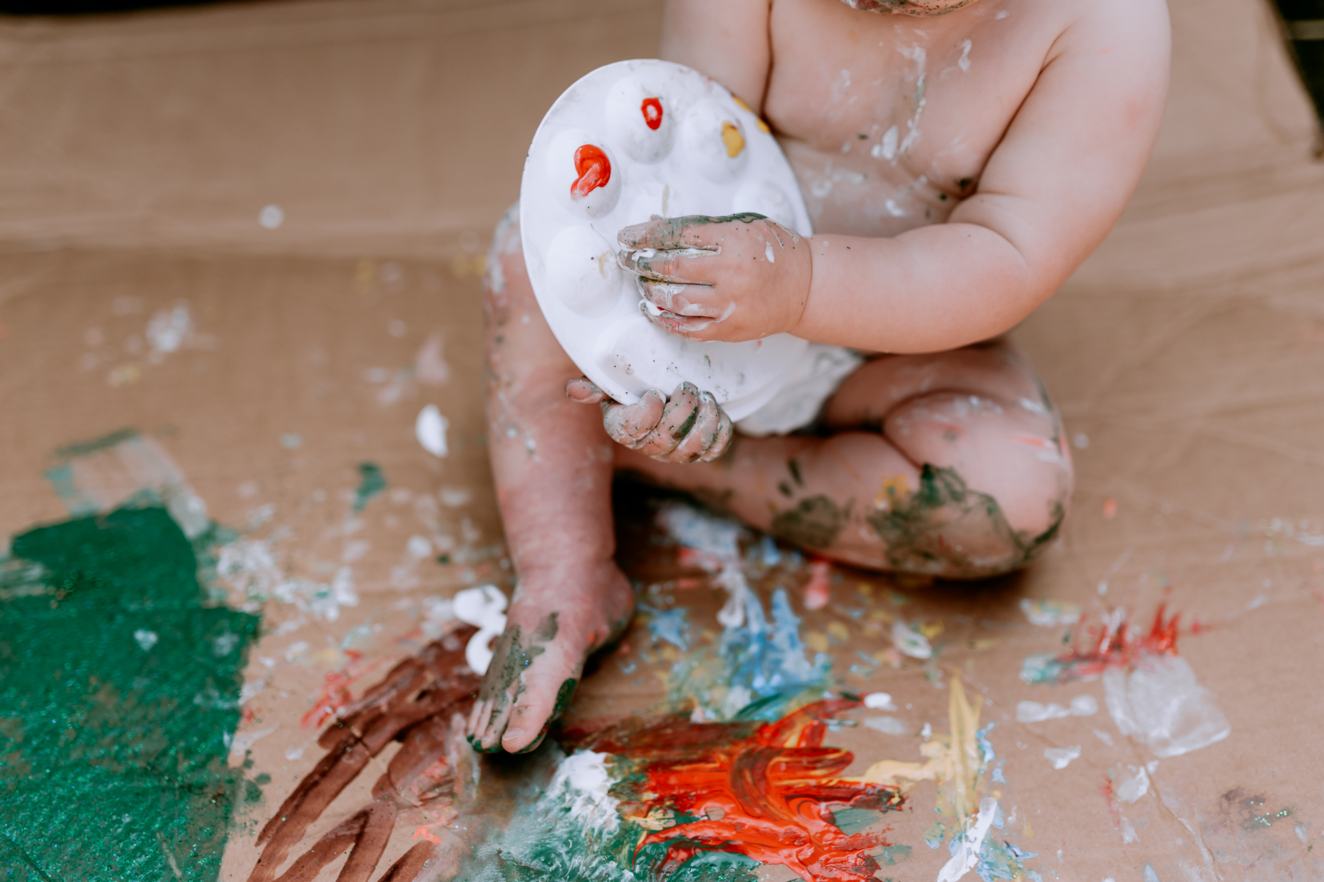 Little girl playing with paint by Ewa Jones Photography