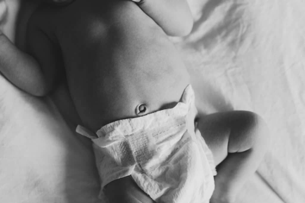 Black and white image of newborn baby belly button. Newborn photographer in Basingstoke, Hampshire. Ewa Jones Photography