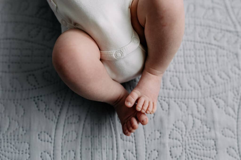 close up detail of newborn baby feet. family photographer in Hampshire. Ewa Jones Photography