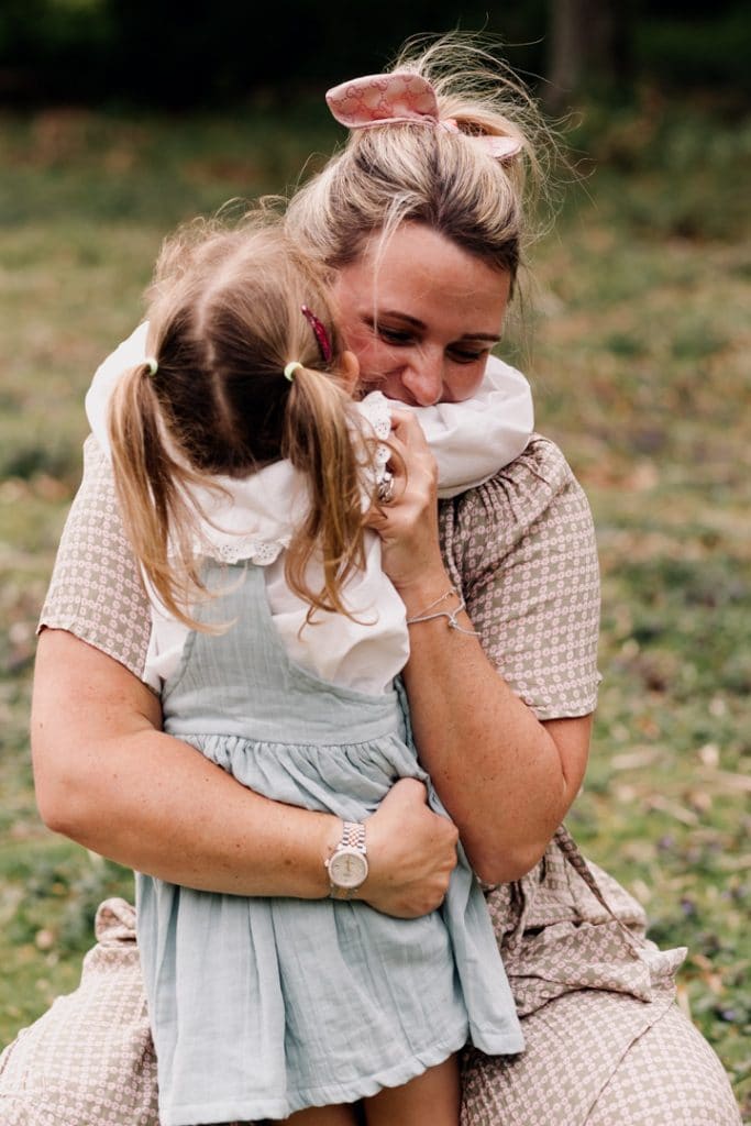Mum is hugging her girl. What to wear for a family photoshoot. Basingstoke photographer. Ewa Jones Photography