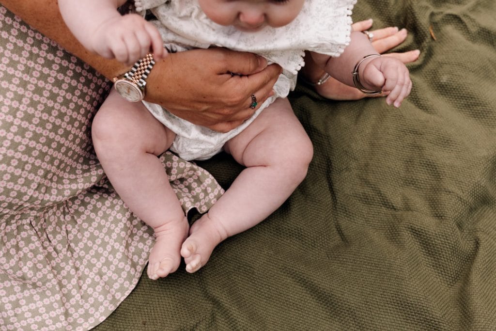 close up detail of baby girl feet. Family photo session in Hampshire. Ewa Jones Photography