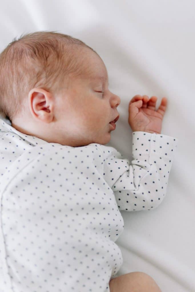 Newborn baby poses. Lifestyle newborn photoshoot. Hampshire photographer. Lifestyle Newborn photoshoot in London