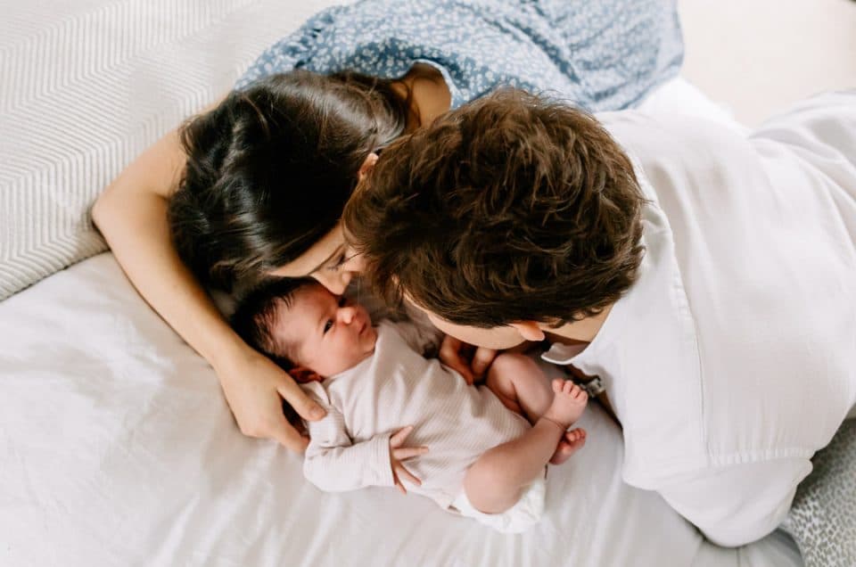 close up cuddles of mummy, daddy and newborn baby girl. Lifestyle newborn photographer in Basingstoke, Hampshire. Ewa Jones Photography. My favourite newborn poses