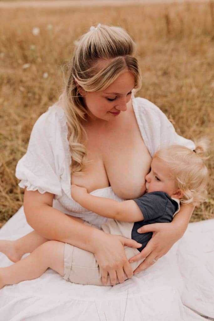 mum is breastfeeding her baby. breastfeeding week. group breastfeeding photo session. breastfeeding photo session in Hampshire. Ewa Jones Photography. Hampshire. Basingstoke. Photo session