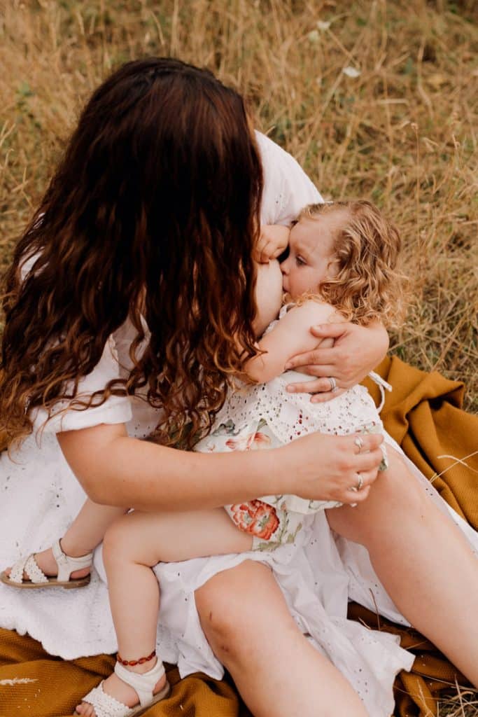 mum is breastfeeding her baby. breastfeeding week. group breastfeeding photo session. breastfeeding photo session in Hampshire. Ewa Jones Photography. Hampshire. Basingstoke. Photo session