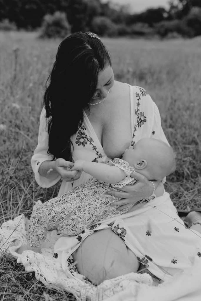 mum is breastfeeding her baby. breastfeeding week. group breastfeeding photo session. breastfeeding photo session in Hampshire. Ewa Jones Photography. Hampshire. Basingstoke. Photo session