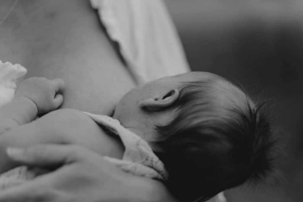 mum is breastfeeding her baby. breastfeeding week. group breastfeeding photo session. breastfeeding photo session in Hampshire. Ewa Jones Photography. Hampshire. Basingstoke. Photo session