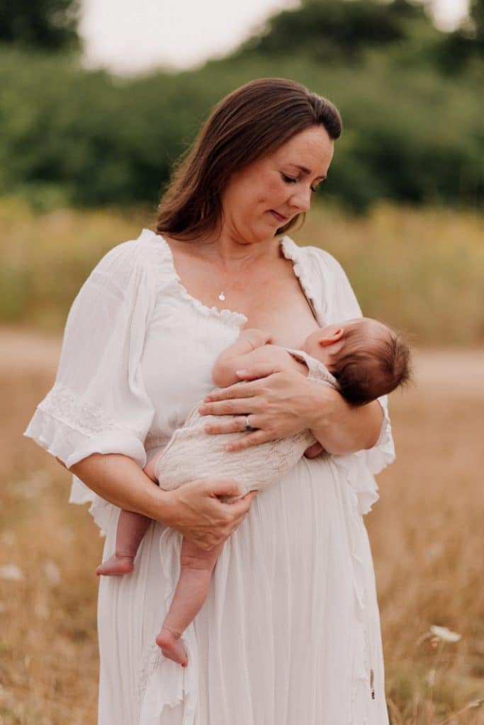 mum is breastfeeding her baby. breastfeeding week. group breastfeeding photo session. breastfeeding photo session in Hampshire. Ewa Jones Photography. Hampshire. Basingstoke. Photo session