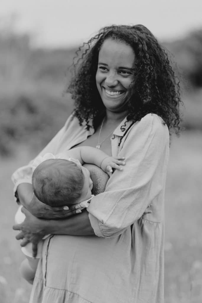mum is breastfeeding her baby. breastfeeding week. group breastfeeding photo session. breastfeeding photo session in Hampshire. Ewa Jones Photography. Hampshire. Basingstoke. Photo session