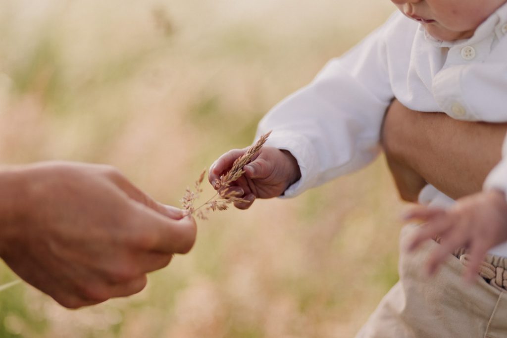 Family photo session in Hampshire countryside-14