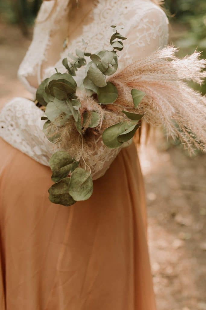 Maternity photo session - Grace and Chris-1 mum is holding beautiful dry flowers. Maternity photo session in Hampshire. Ewa Jones Photography.