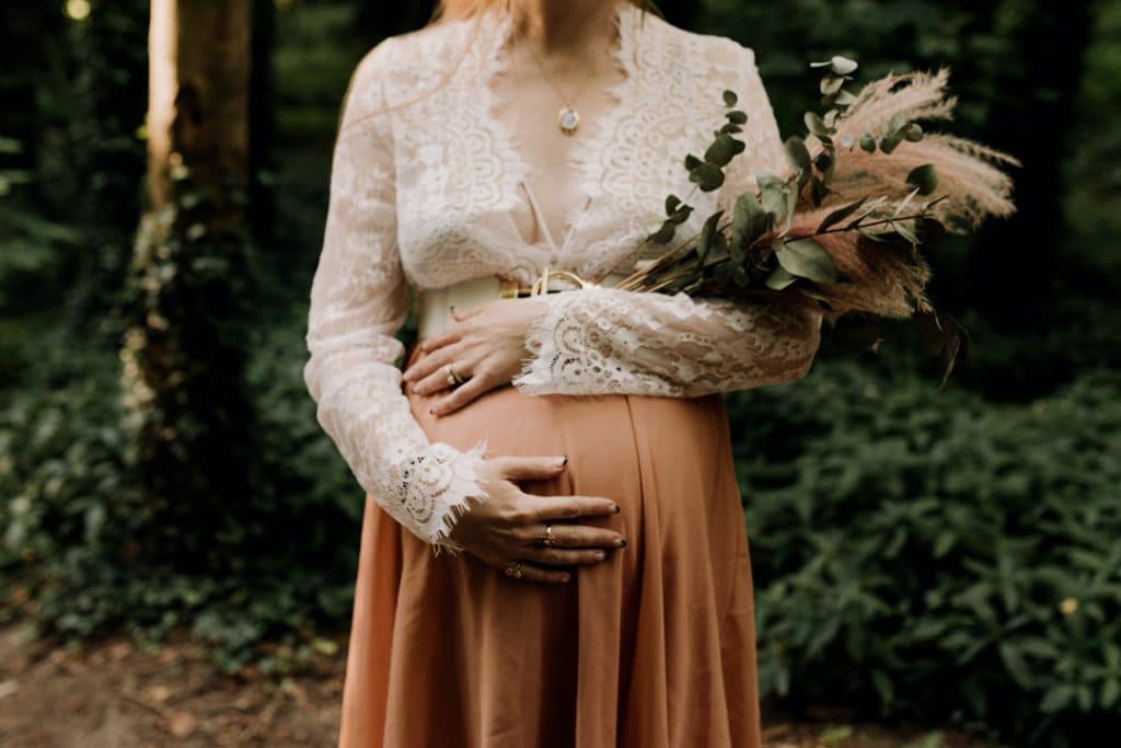 Maternity photo session - Grace and Chris-2 close up image of baby bump. Styled maternity photo session. Maternity photo session in Hampshire. Basingstoke photographer. Ewa Jones Photography