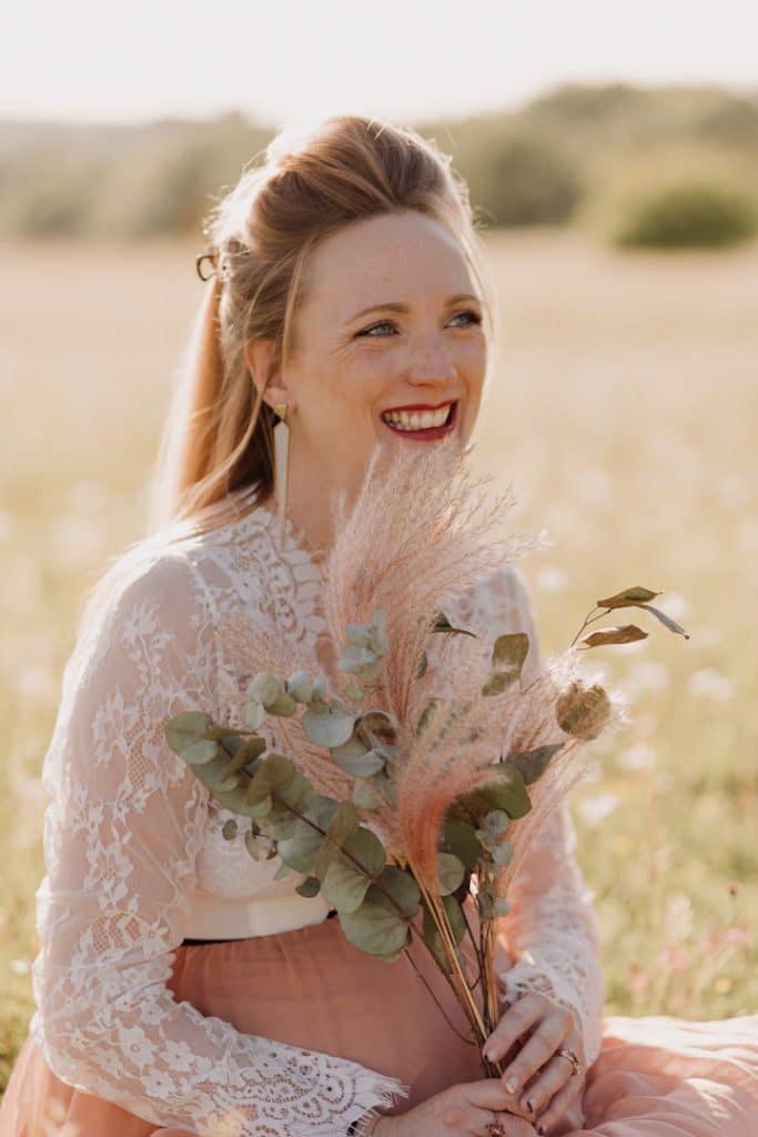 Maternity photo session - Grace and Chris-8 pregnant mum is sitting on the grass and smiling. What to wear for a maternity photo session. Maternity photographer in Hampshire. Ewa Jones Photography