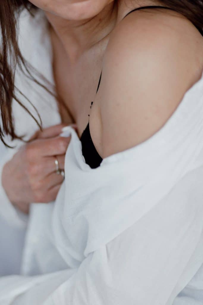 detail photo shoot of female delicate body. portrait photo shoot in Basingstoke hampshire. boudoir female photo session. Hampshire phtoographer. Ewa Jones Photography