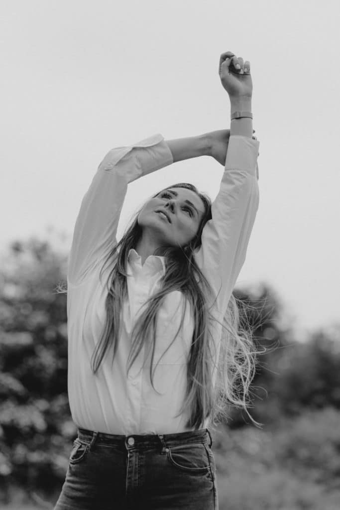black and white image of a female. female poses ideas. female photo session in the nature. Hampshire lifestyle photographer. Ewa Jones Photography