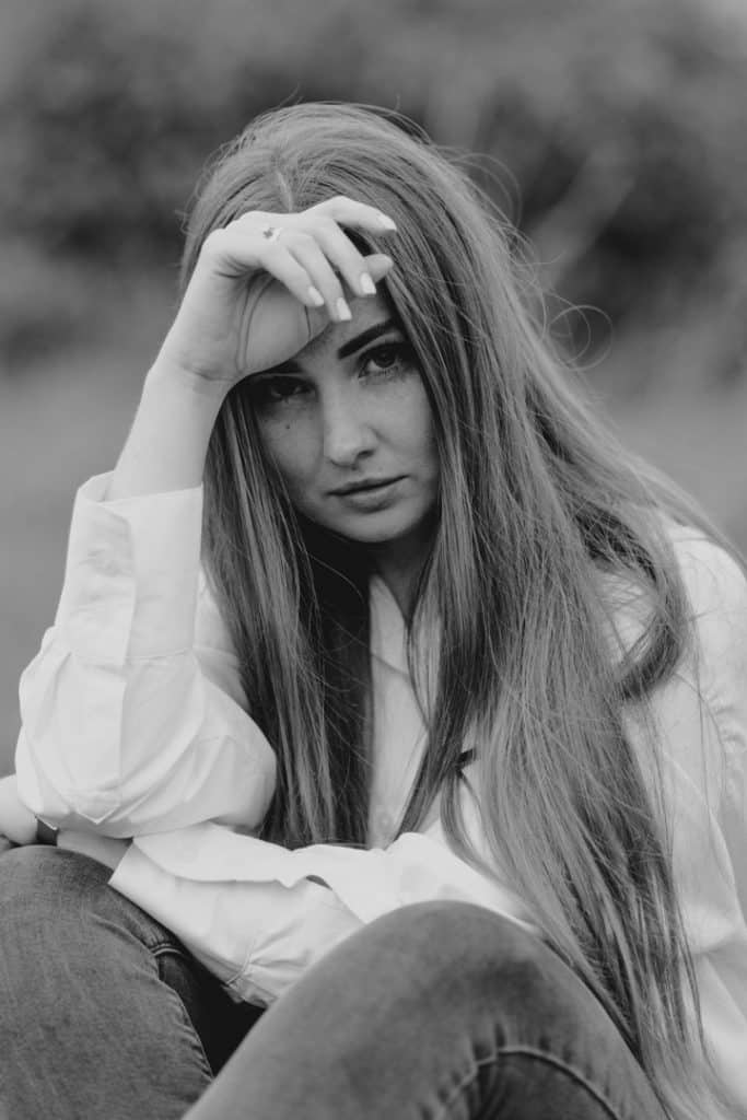 how to pose for female photo session. female photography. Hampshire photographer. Ewa Jones Photography