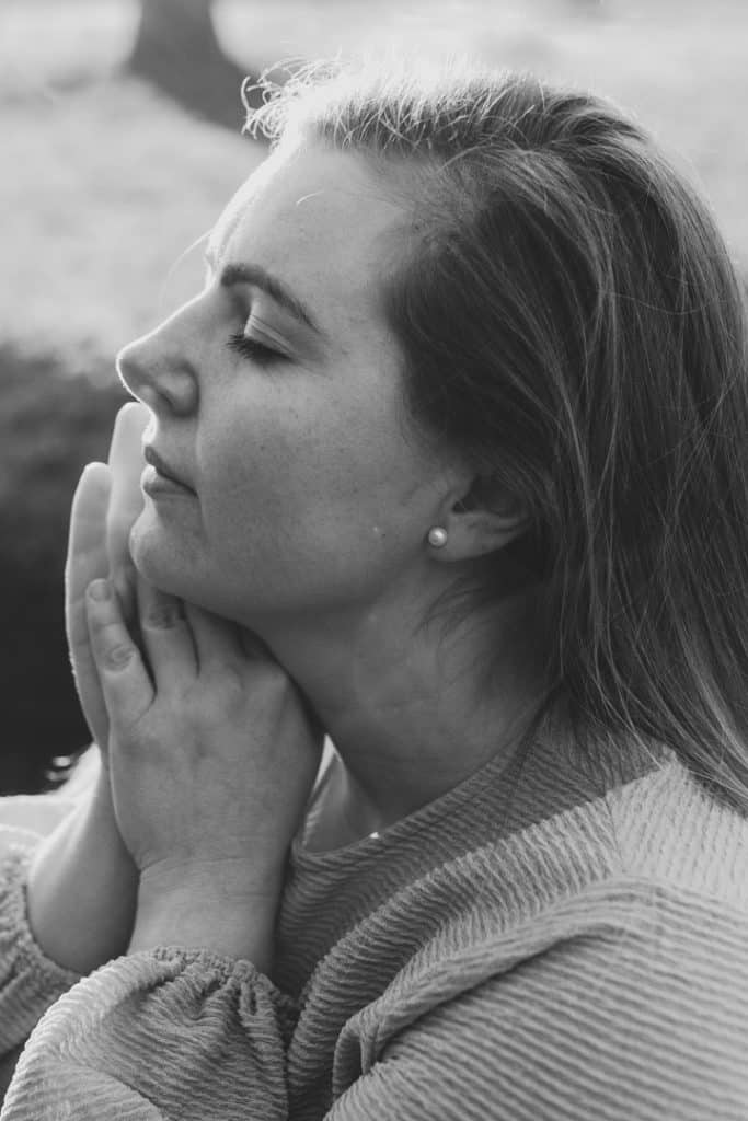 Black and white image of woman with closed eyes. lovely natural femal photo session in Hampshire. Basingstoke photographer. hampshire photography. Ewa Jones Photography