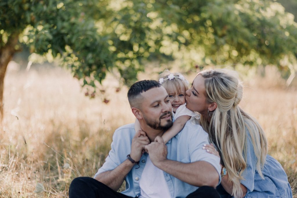 lovely cuddles and kisses. family photo session in the summer. natural family photography. Hampshire family photographer. Ewa Jones Photography
