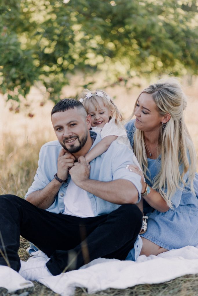 lovely cuddles and kisses. family photo session in the summer. natural family photography. Hampshire family photographer. Ewa Jones Photography