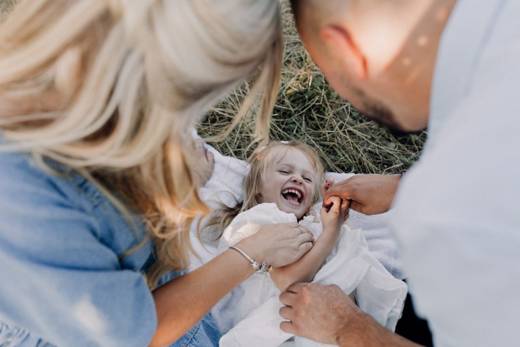 laugh giggles and happines. family photo shoot in summer. Basingstoke. lovely cuddles and kisses. family photo session in the summer. natural family photography. Hampshire family photographer. Ewa Jones Photography