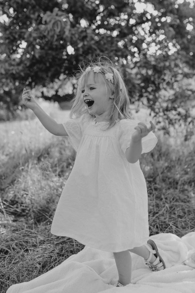 girl is singing. lifestlye outdoor family photo session in Hampshire. Basingstoke family photographer. Hampshire family photographer. Ewa Jones Photography