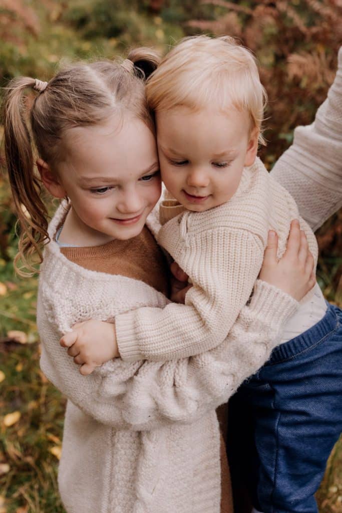 Brother and sister are cuddling. family photo shoot in hampshire. Hampshire photographer. Ewa Jones Photography
