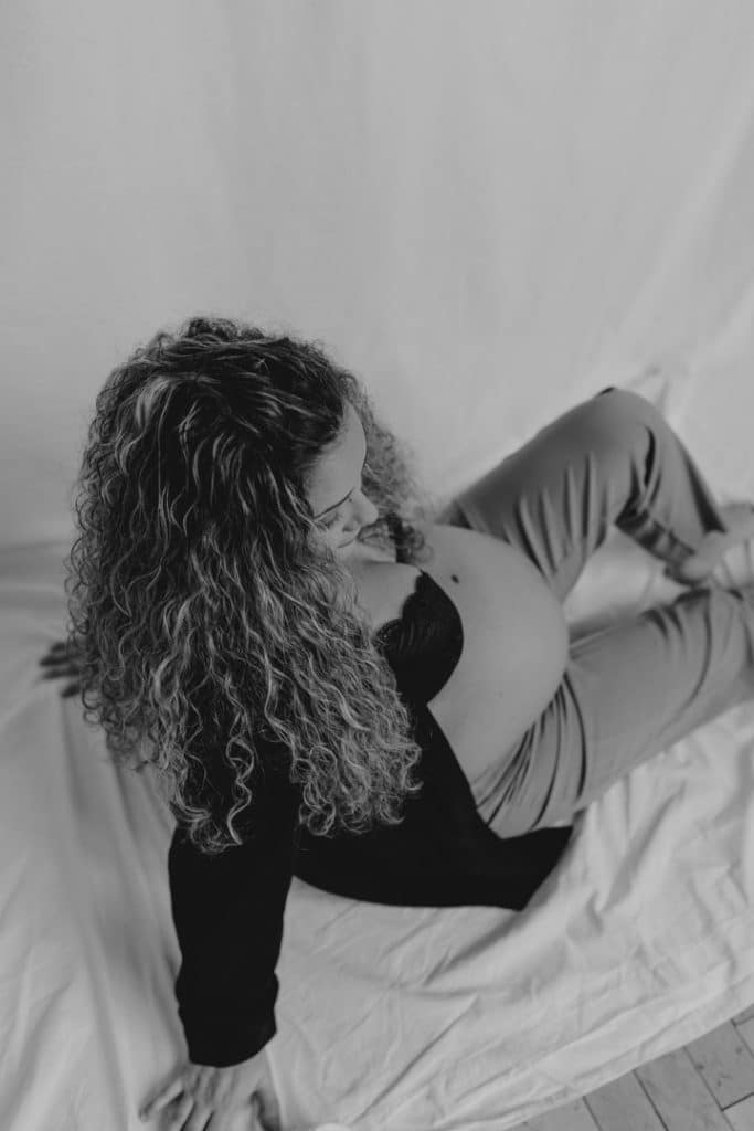 Maternity photo session in the studio. Female photo session. Ewa Jones Photography