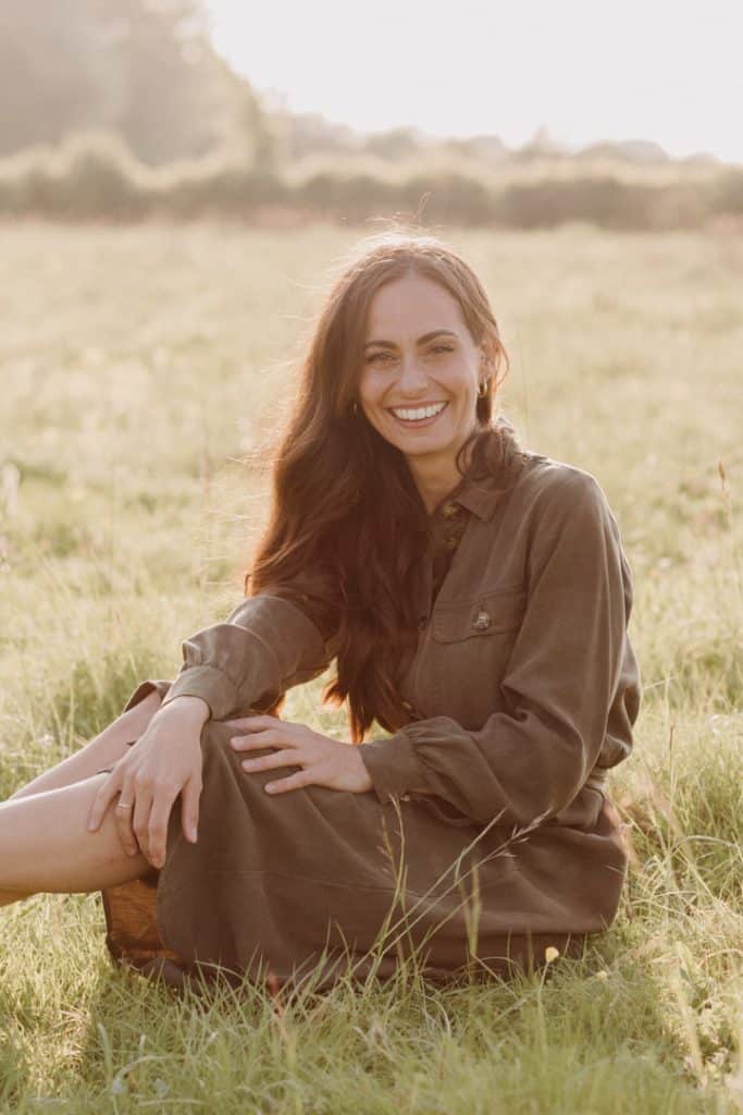 Claudia and Lorenzo-13 Mum is sitting in the grass and smiling. Natural female photo. Female photo sessions in Hampshire. Ewa Jones Photography