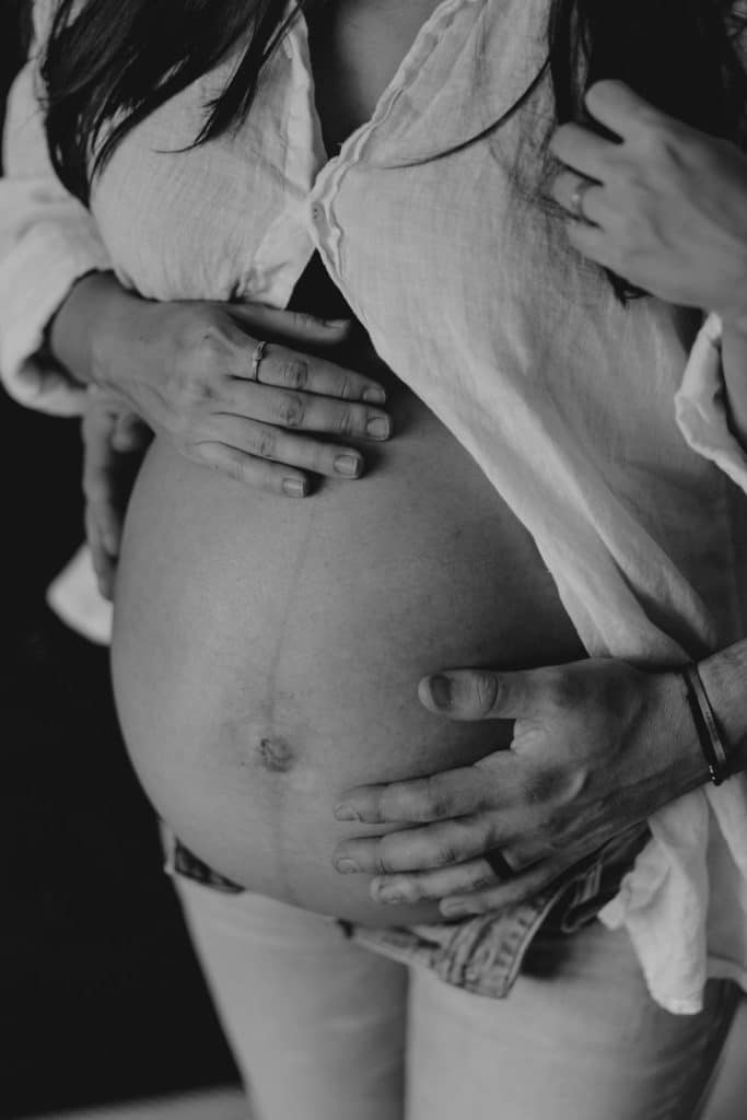 Black and white image of expecting mum. baby bump. Maternity photoshoot in Hampshire. Maternity photographer in Basingstoke. Lovely intimate maternity photo session. Ewa Jones Photography