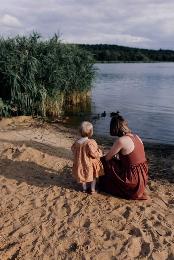 mum and daughter are looking out at the pond. Family session outside. Hampshire photo shoot. Ewa Jones Photography