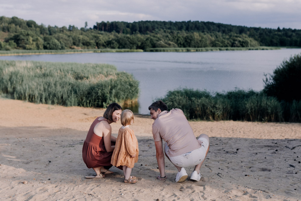 Mum dad and daughter are looking at the pond. Hampshire session. Basingstoke photographer. Ewa Jones Photography