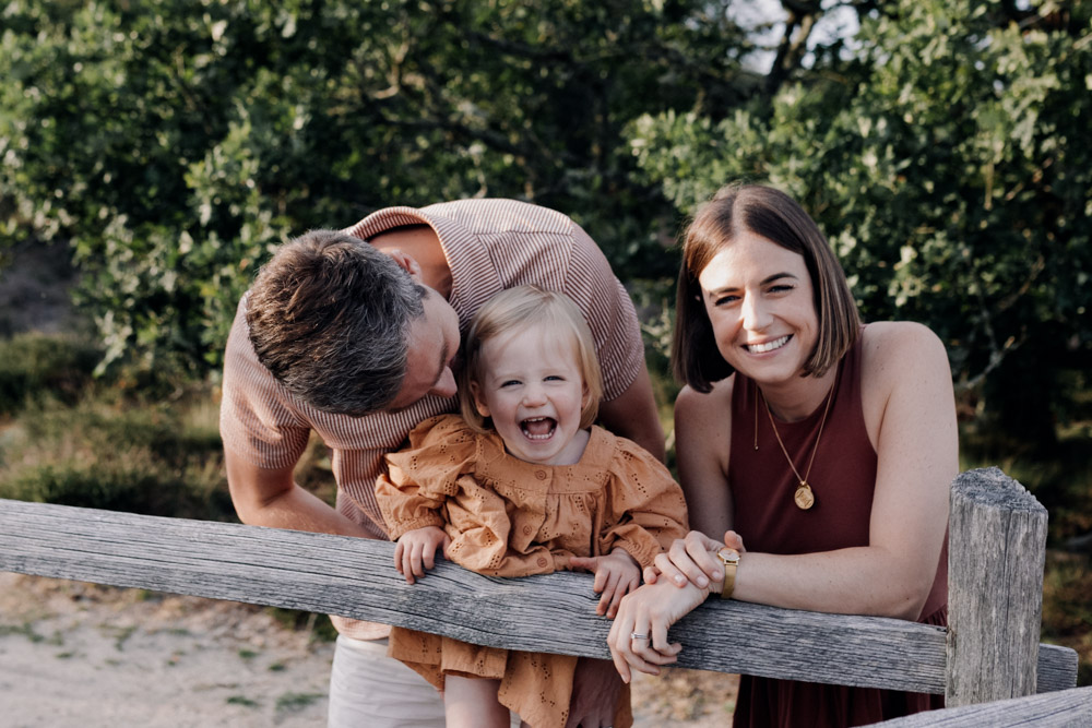 family is smiling and girl is happy. Hampshire photo shoot. what to wear for a family photo session. Ewa Jones Photography