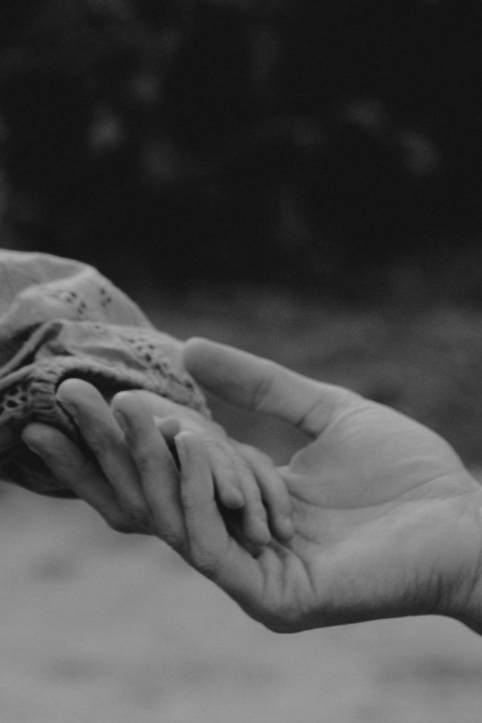 close up of daughter and mum hands. Outdoor family session. Ewa Jones Photography
