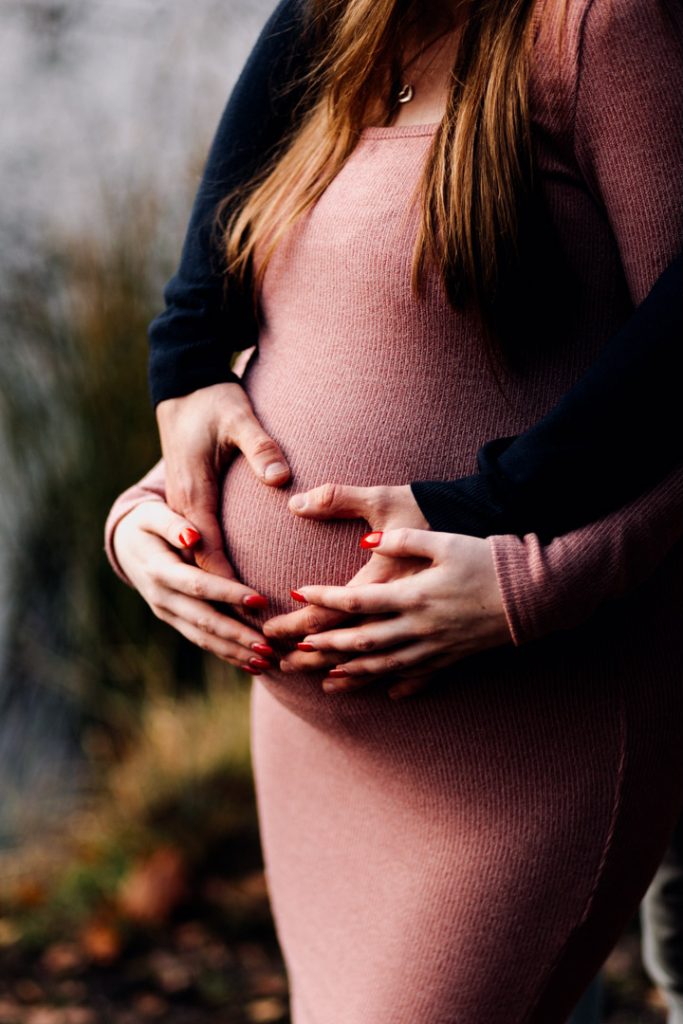 Maternity photo session in Basingstoke 06.12.24-15 close up of baby bump. poses for maternity photo session. Hampshire maternity photographer. Ewa Jones Photography