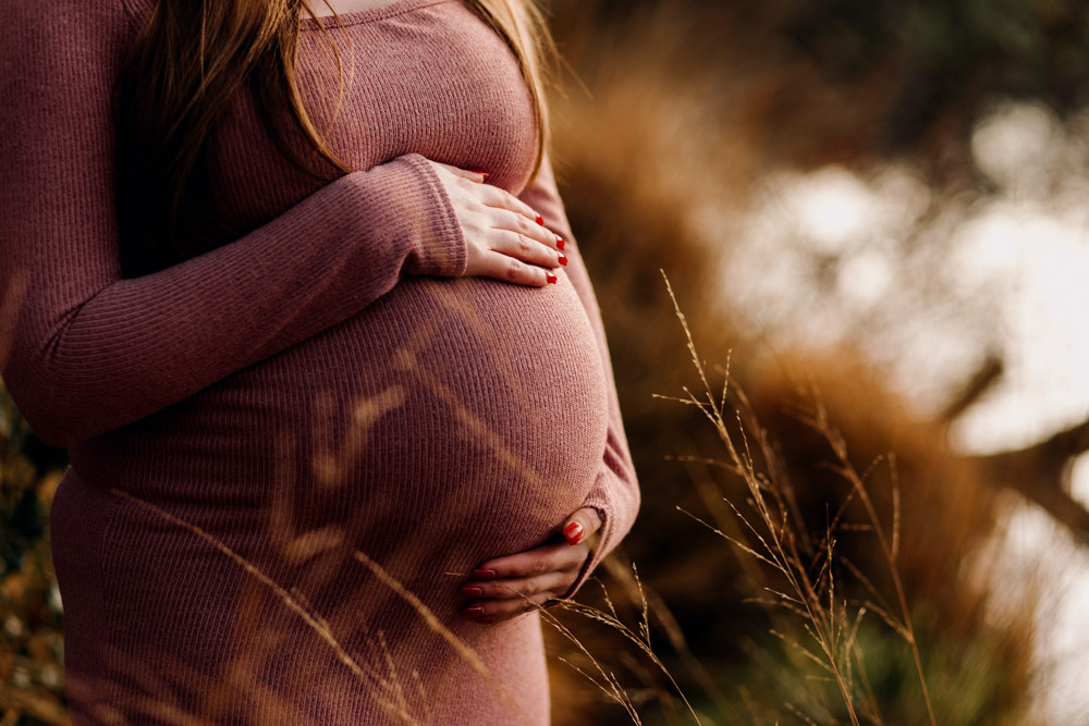Maternity photo session in Basingstoke 06.12.24-6 close up of baby bump. natural outdoor newborn photo session in Hampshire. Maternity photographer. Ewa Jones Photography. Beautiful maternity and newborn photo session