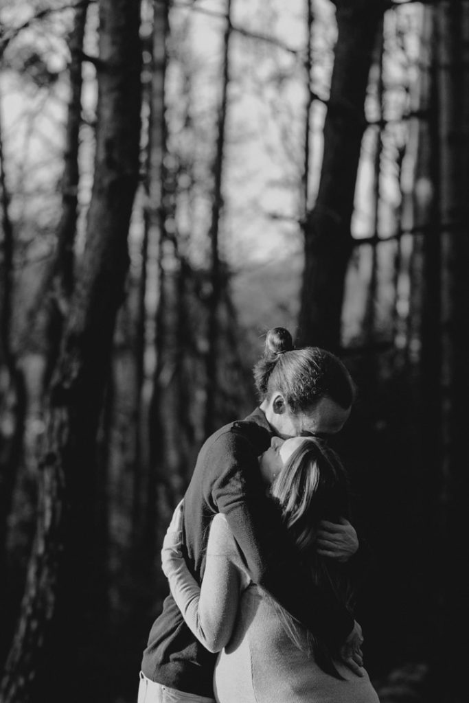 Maternity photo session in Basingstoke 06.12.24-9 black and white image of expecting parents hugging. Maternity photo session. Hampshire photographer. Ewa Jones Photography