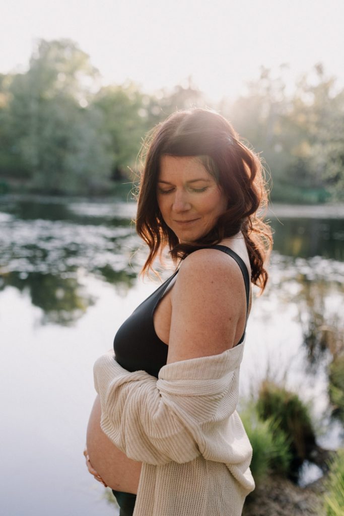 Lovely intimate maternity session outdoors. maternity photographer in Basingstoke, Hampshire. Ewa Jones Photographer